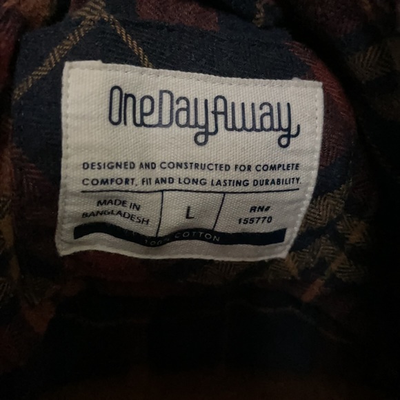 Men’s Plaid Button up - Picture 2 of 2